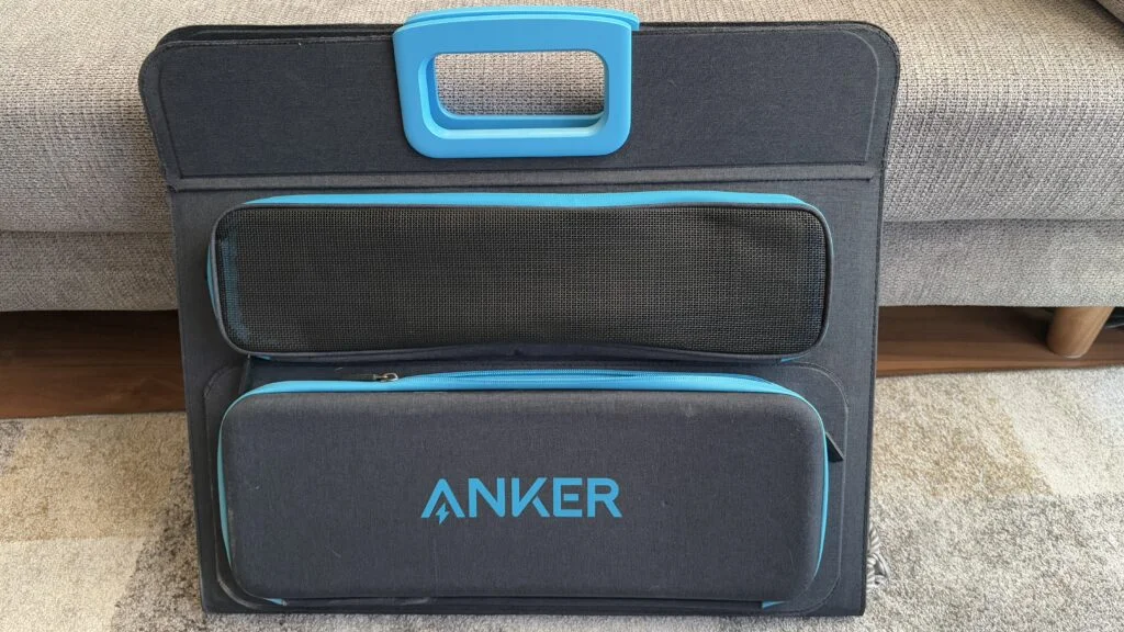 ポケットの中に端子接続部が収納されています。