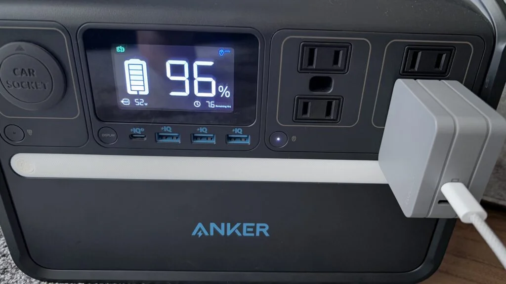 MacBookProの充電中。液晶に出力W数や残り時間なども表示されてわかりやすい。