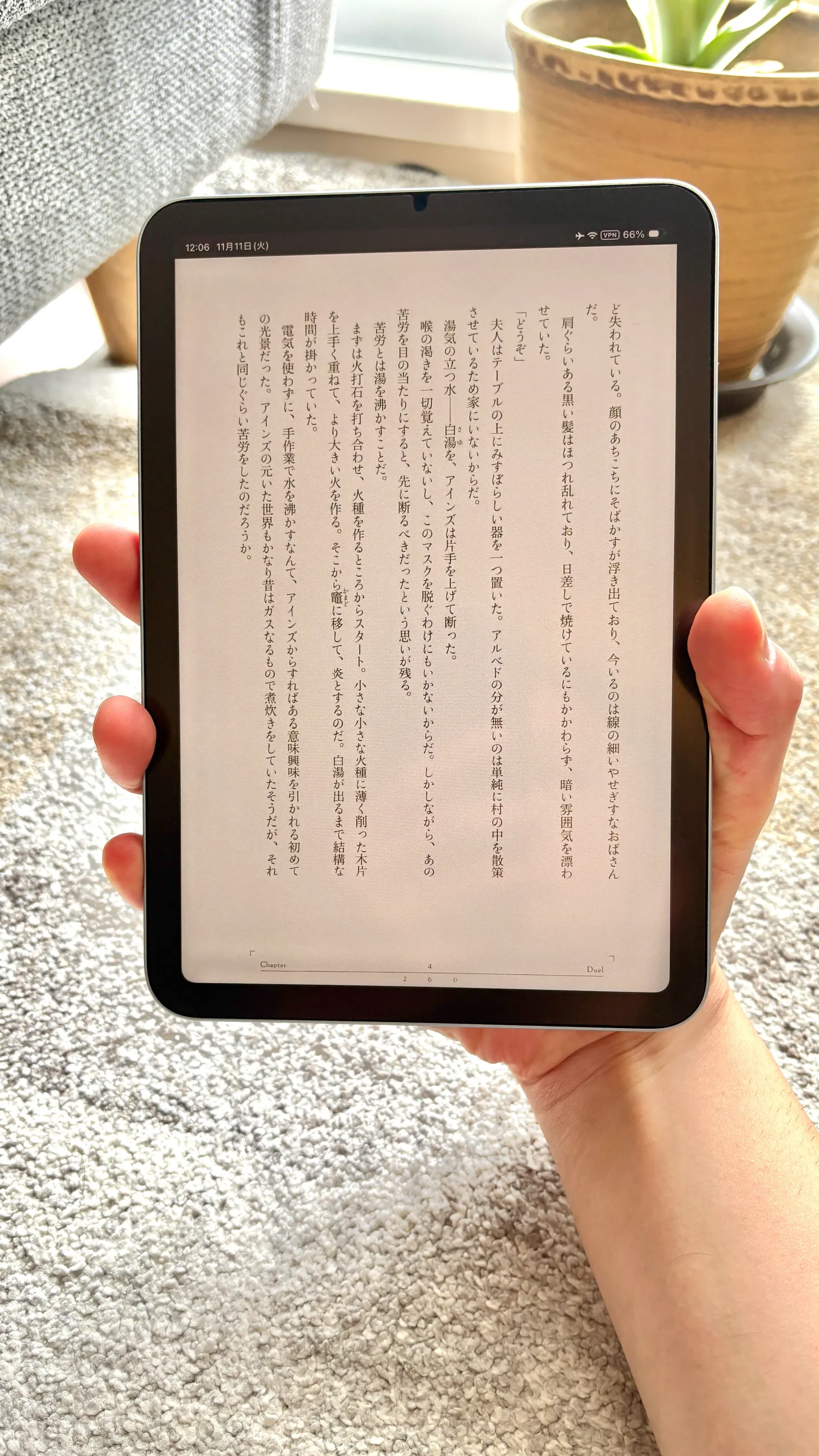 iPad mini 7 を片手で持っています