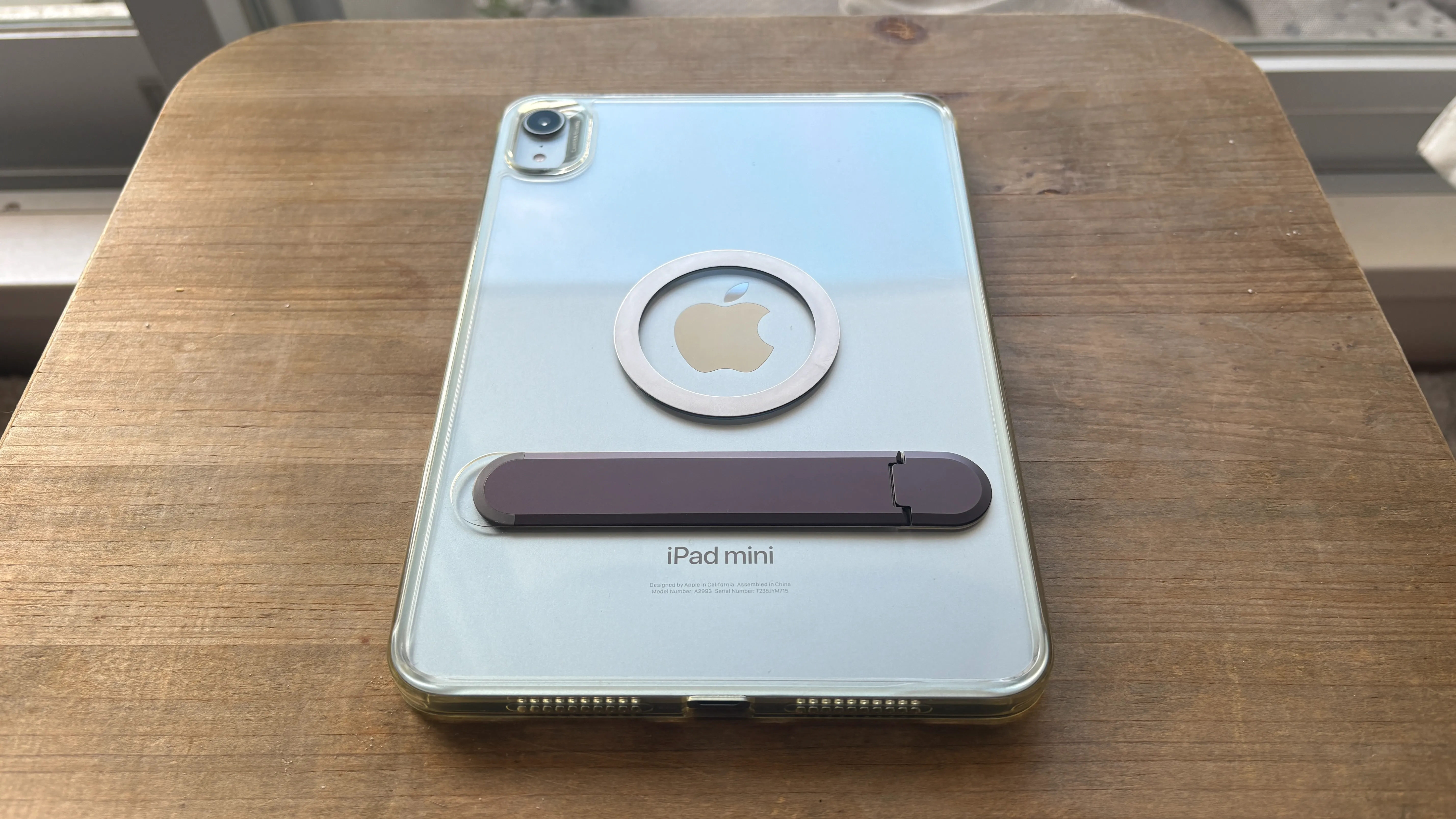 付属のメタルリングを貼り付けたiPad mini