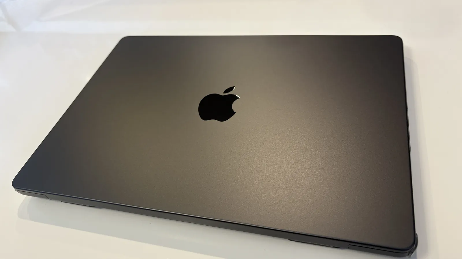 MacBook Pro M5 14インチ スペースグレーの本体外観