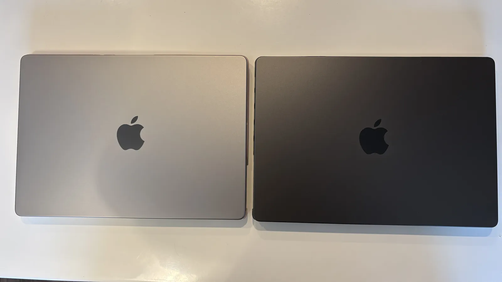 MacBook Pro M5(スペースグレー、右)と買い替え前のMacBook Pro M2 Pro(シルバー、左)を並べて比較