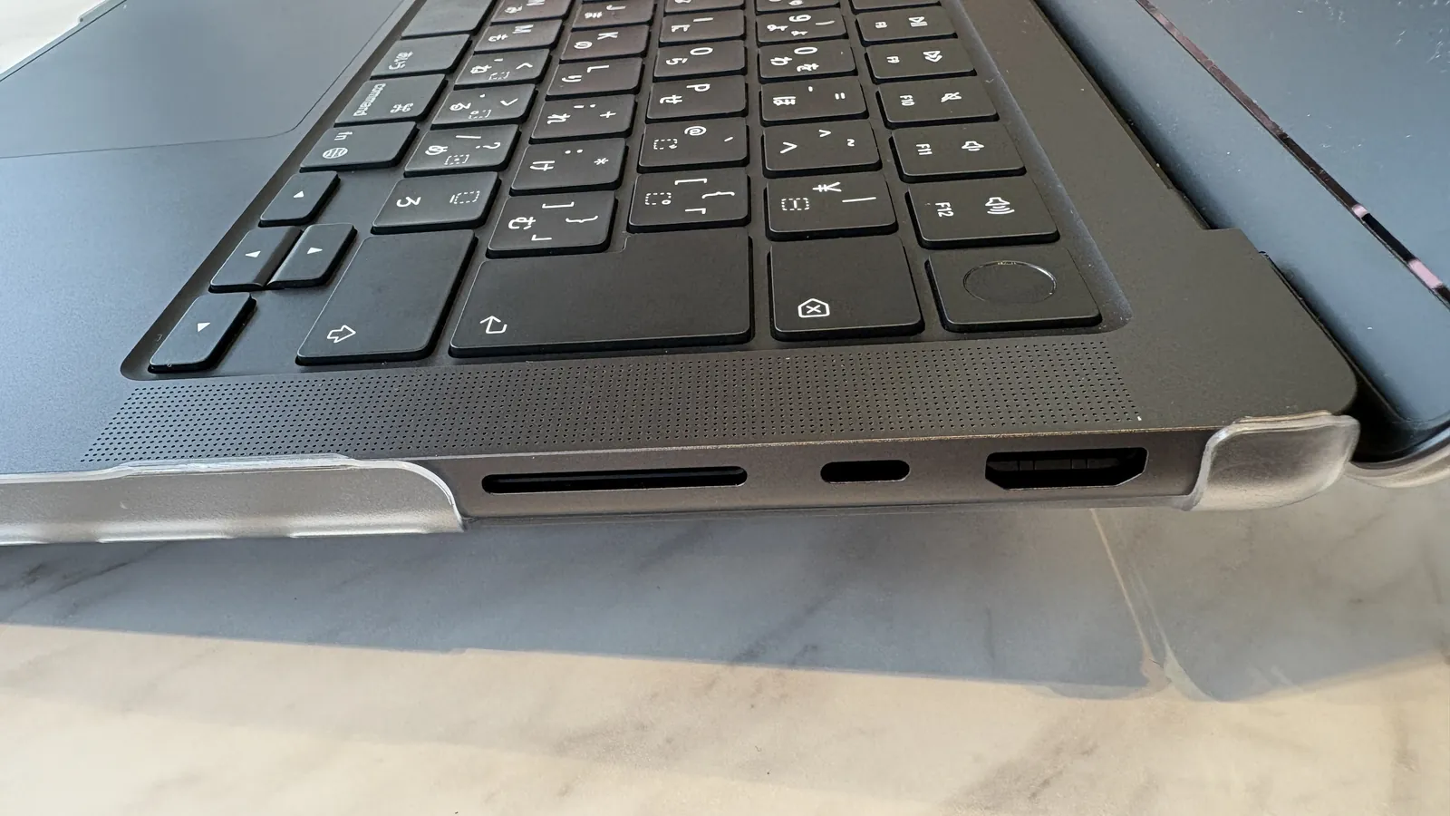MacBook Pro M5の右側ポート:SDXCカードスロット、Thunderbolt 4(USB-C)、HDMIポート