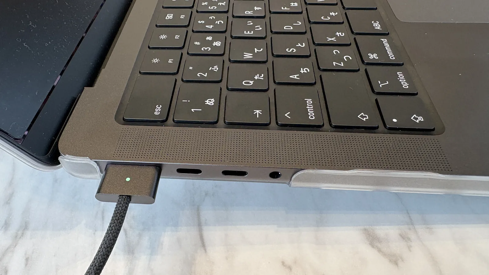 MacBook Pro M5の左側ポート:MagSafe 3充電中、Thunderbolt 4 ×2、ヘッドフォンジャック