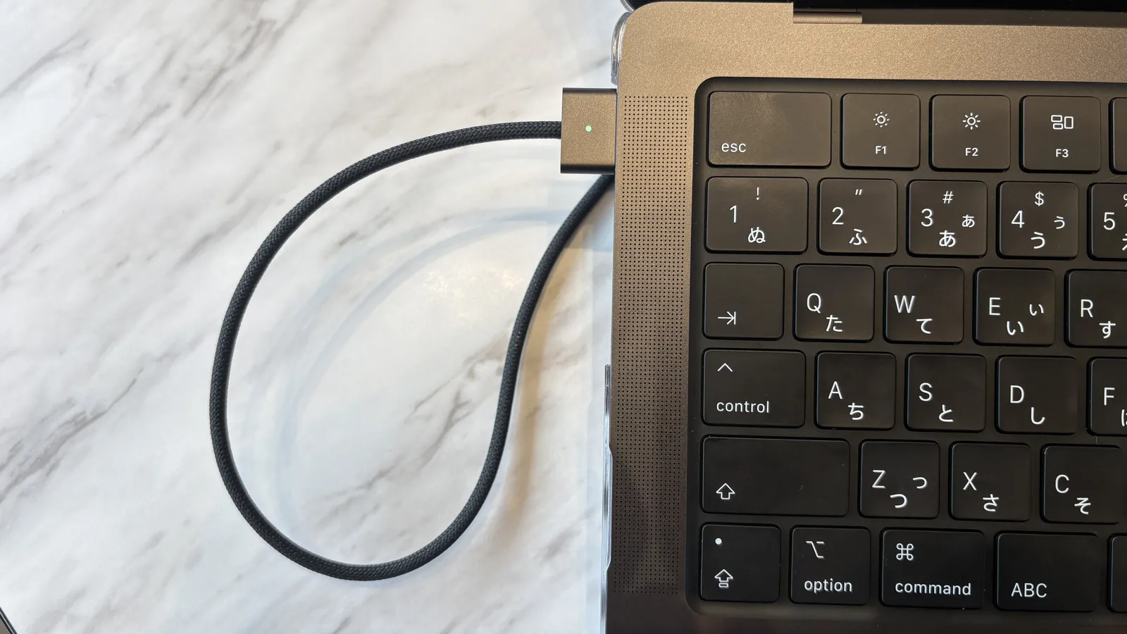 MacBook Pro M5 スペースグレーに付属する黒い編組MagSafe 3充電ケーブル