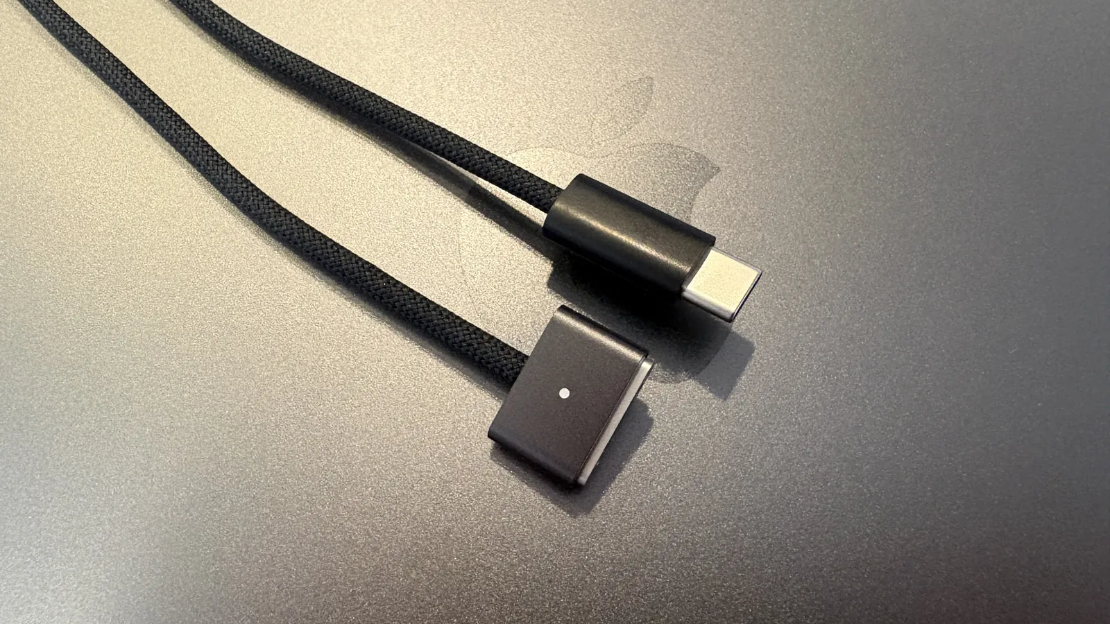 MacBook Pro M5付属の黒いMagSafe 3充電ケーブル(USB-C側とMagSafeコネクタのクローズアップ)